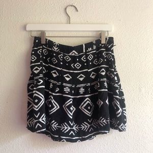 Printed skirt with tribal black and white pattern